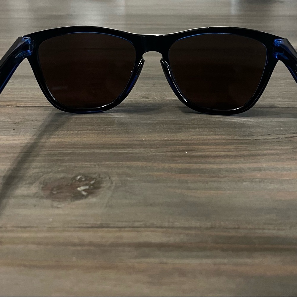 Men's Oakley Frogskin Blue Mirrored Lens Sunglasses with Black Frame - Picture 2 of 5